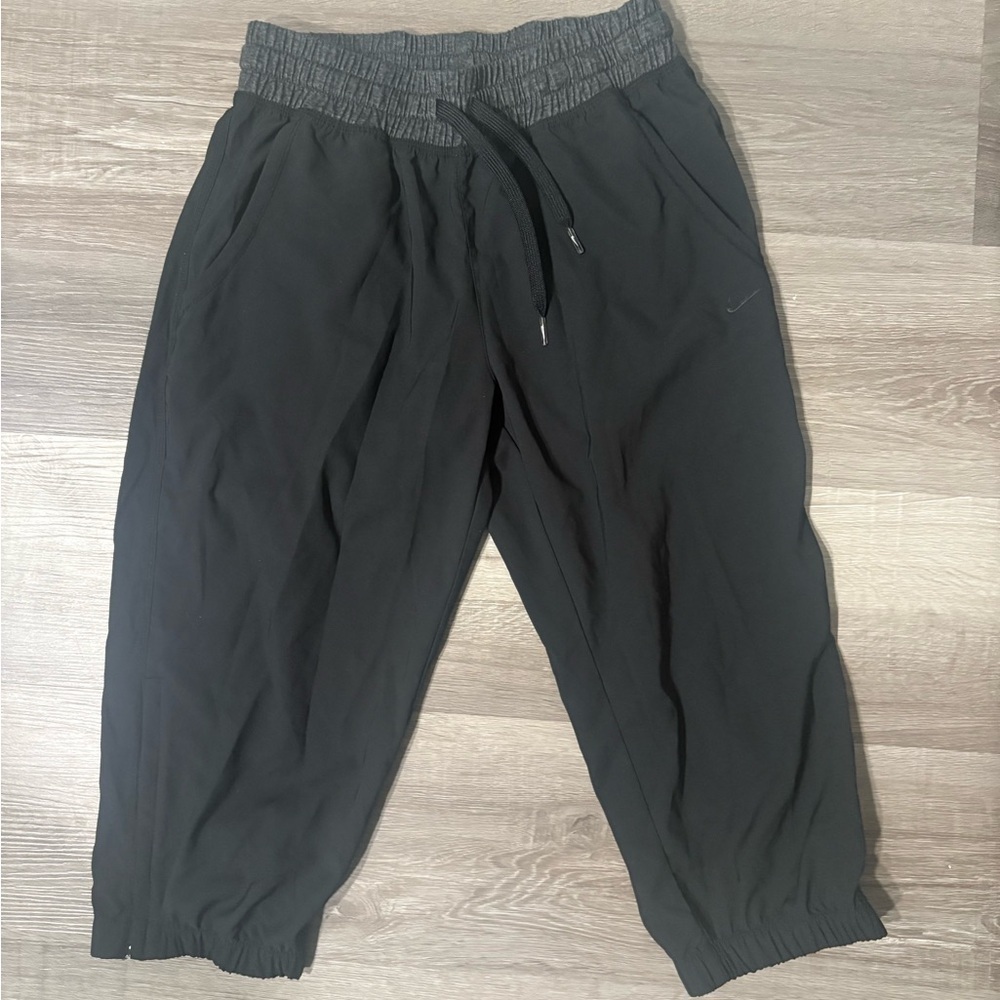 Nike Dri-fit Cropped Joggers in classic black.